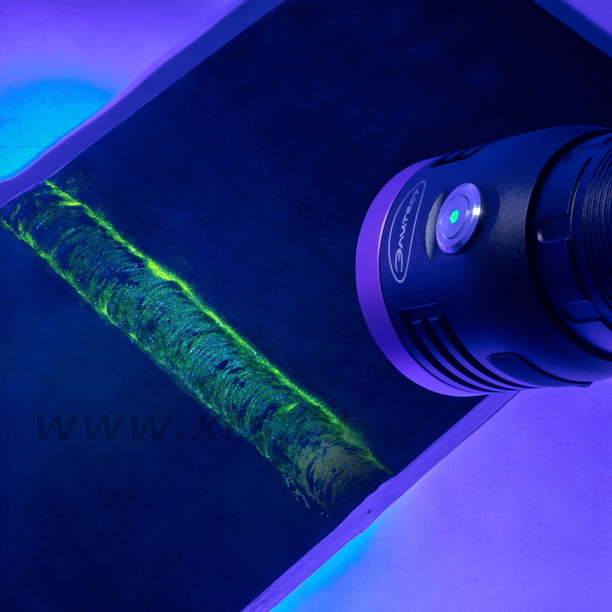 УФ-фонарь Элитест УФС-4 Black Light в работе, объект контроля — образец сварного шва