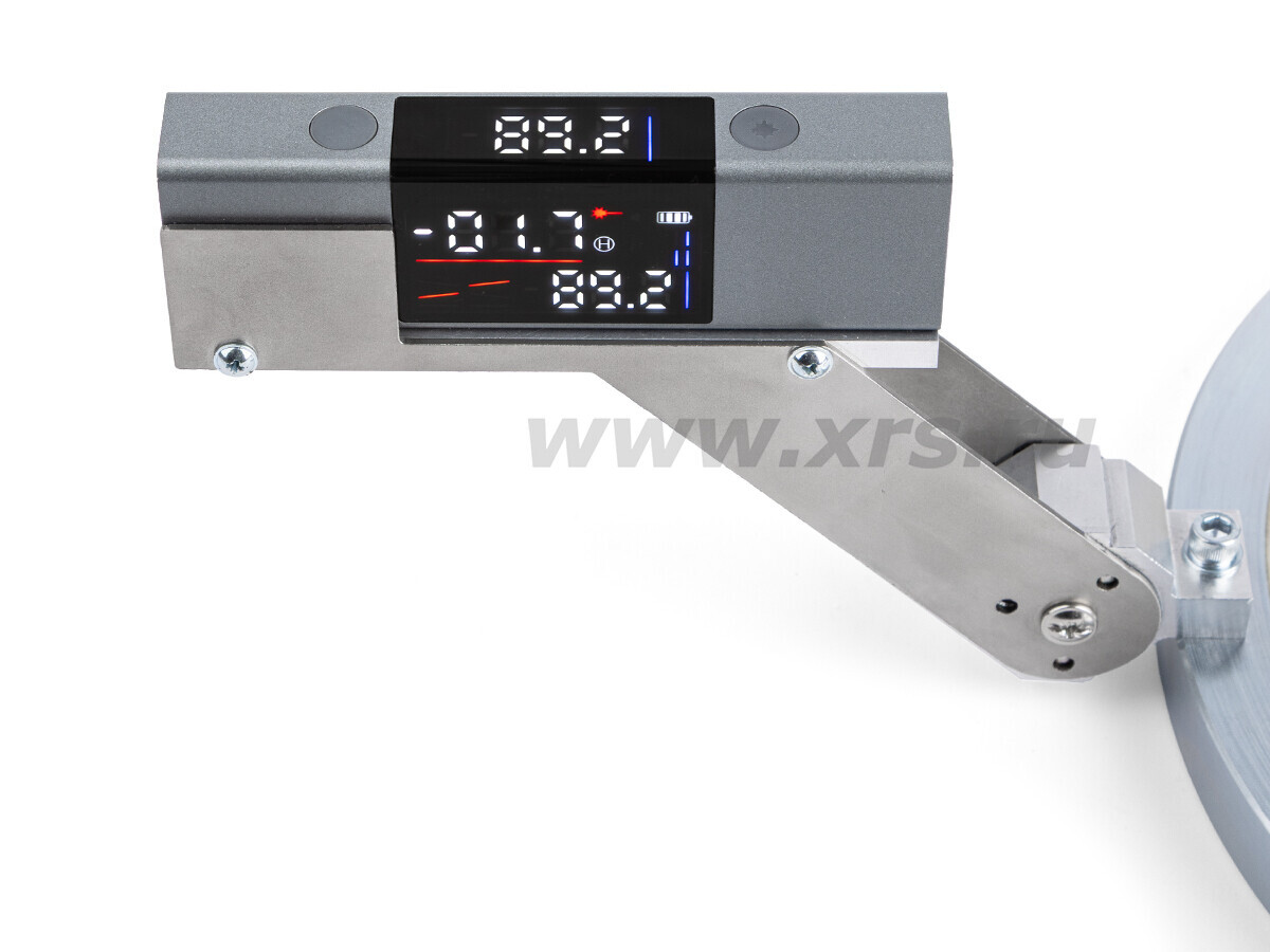 Цифры над красной линией показывают положение целеуказателя относительно горизонтальной плоскости; цифры рядом с синей линией показывают положение целеуказателя относительно вертикальной плоскости